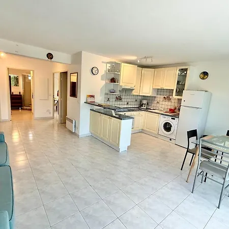 4 People Garden & Garage גולף-ז'ואן